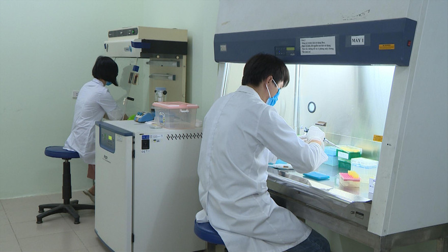 Các nhà khoa học của Viện Công nghệ Sinh học, Viện Hàn lâm Khoa học và Công nghệ Việt Nam nghiên cứu ra bộ Kit phát hiện SARS-Cov-2 Ảnh: PV 