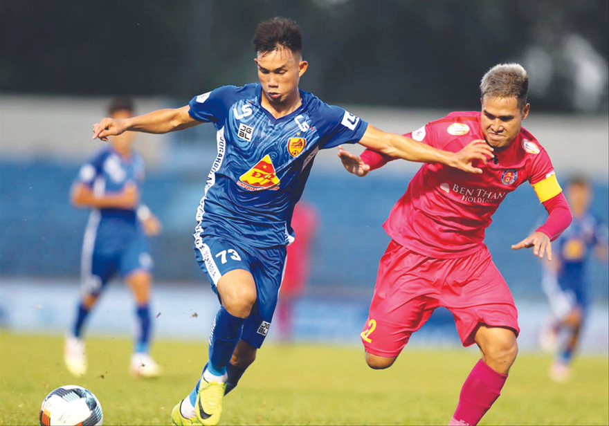 Trong lúc lãnh đạo CLB Quảng Nam đề nghị hủy giải thì các cầu thủ Quảng Nam (trái) mong được thi đấu để có tiền nuôi gia đình Ảnh: VPF