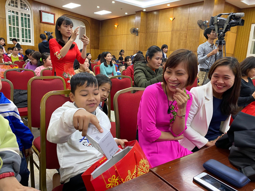 Niềm vui các con chiến sĩ được nhận quà dịp Tết