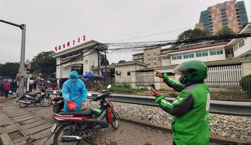 Anh Nguyễn Đăng Kỷ giao hàng từ xa cho một nhân viên Bệnh viện Bạch Mai