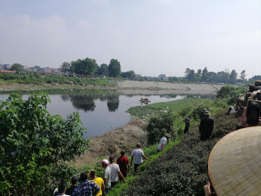 Hàng trăm người dân theo dõi tìm kiếm thi thể nữ sinh bị sát hại ở Thường Tín (Hà Nội) 