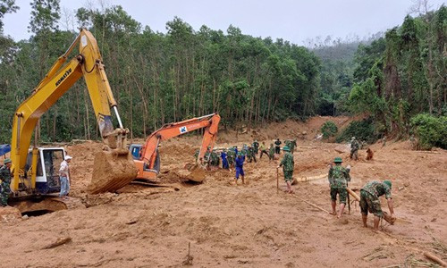 Công tác tìm kiếm cứu nạn ở Thủy điện Rào Trăng 3 - Ảnh: QĐND