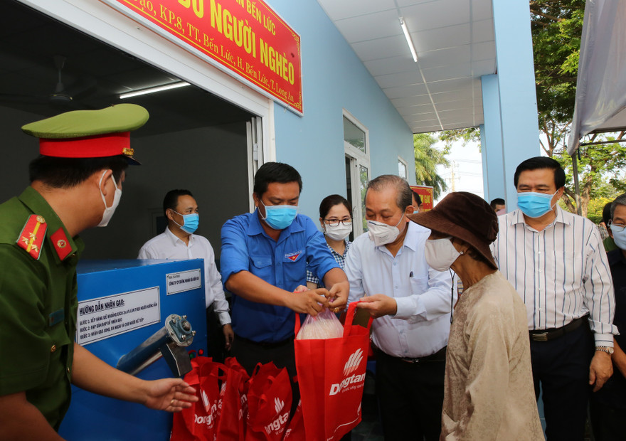 Sáng 2/5, Phó Thủ tướng Thường trực Chính phủ Trương Hòa Bình đã đến thăm điểm phát gạo miễn phí cho người lao động nghèo tại Khu Công nghiệp Thuận Đạo, huyện Bến Lức, tỉnh Long An