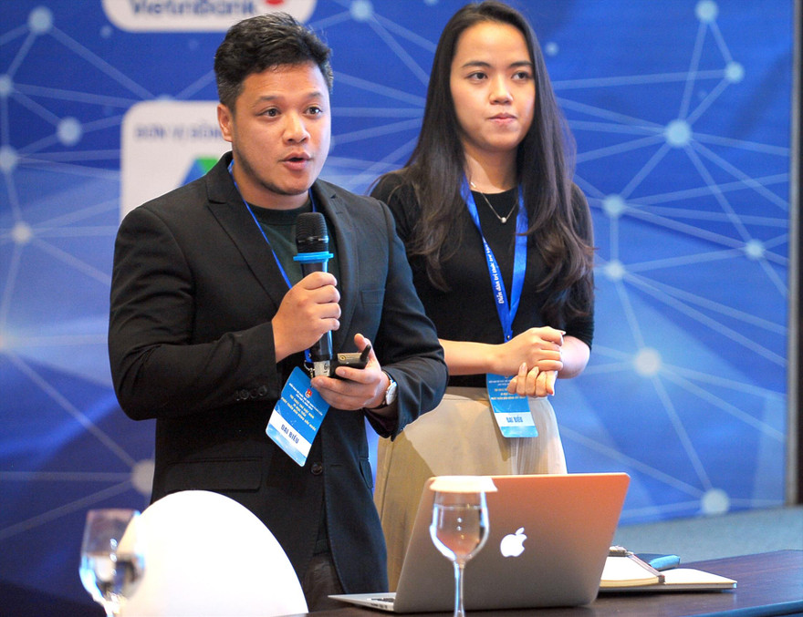 TS Hoàng Hà Thi và chị Võ Thị Kim Thảo chia sẻ ý tưởng dự án Quỹ học bổng tại Diễn đàn Trí thức trẻ Việt Nam toàn cầu lần thứ II - năm 2019ảnh: Xuân Tùng 