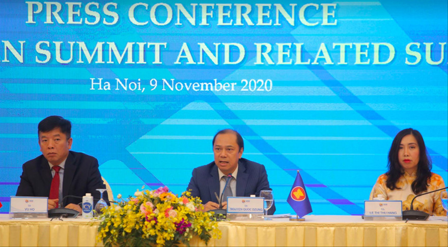 Thứ trưởng Ngoại giao Nguyễn Quốc Dũng (giữa) chủ trì họp báo chiều 9/11