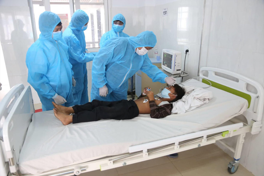 Thứ trưởng Bộ Y tế Nguyễn Trường Sơn thăm bệnh nhân bạch hầu ở Bệnh viện Đa khoa vùng Tây Nguyên 