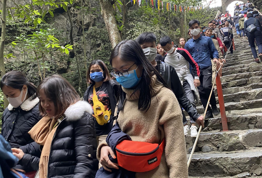 Khách về chùa Hương tăng dầnẢnh: TIẾN ĐẠT 