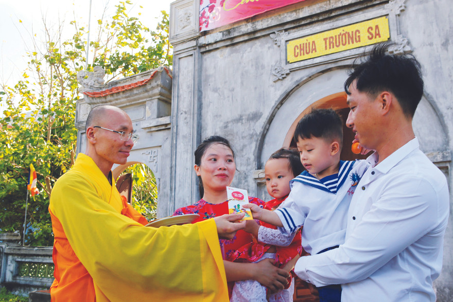 Sư trụ trì chùa Trường Sa mừng tuổi em nhỏ