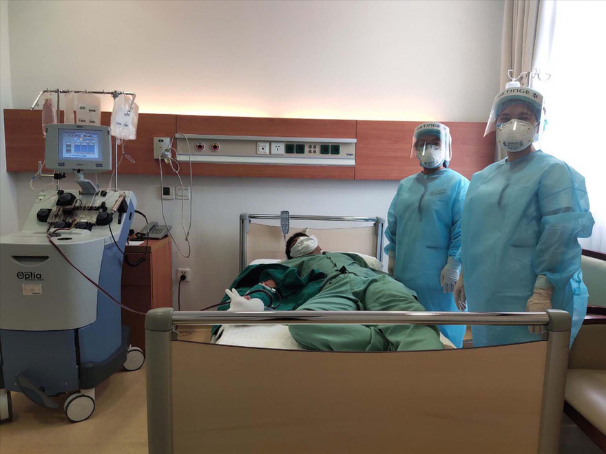 Bệnh nhân 196 (đã khỏi COVID-19) đang hiến huyết tương 