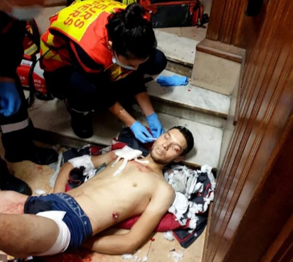 Brahim Aouissaoui khi vừa gây án và bị bắn Ảnh: NYPost