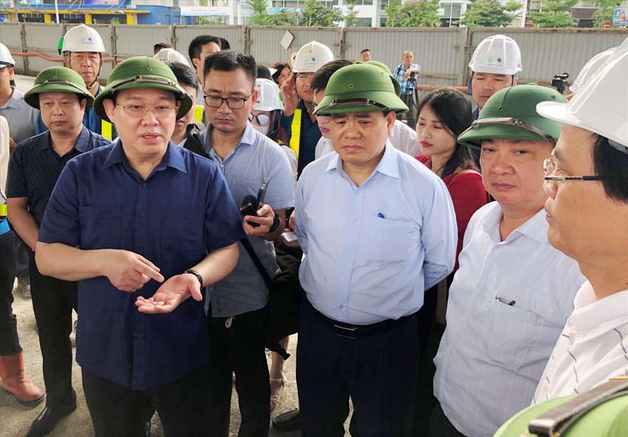 Bí thư Thành ủy Hà Nội Vương Đình Huệ và Chủ tịch UBND TP Hà Nội Nguyễn Đức Chung kiểm tra hiện trường dự án