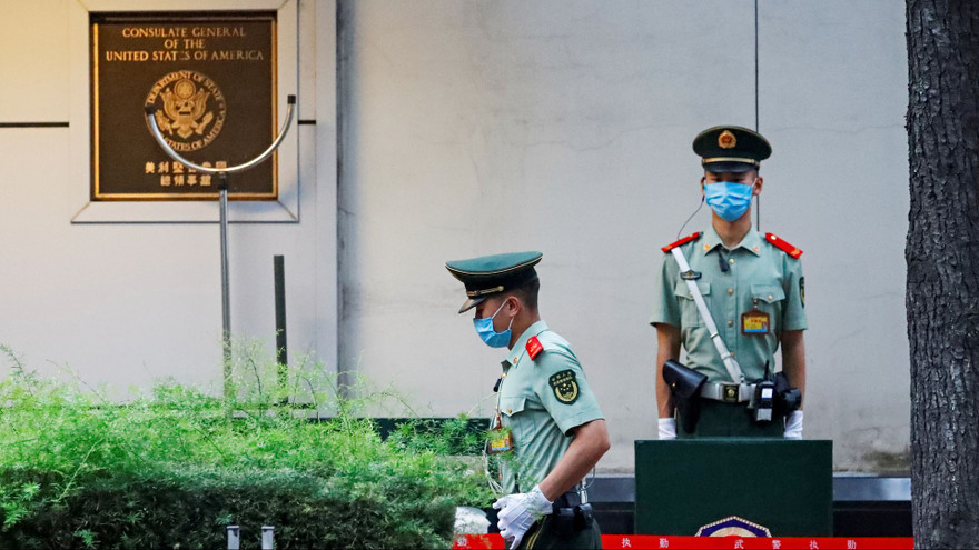 Cảnh sát vũ trang Trung Quốc canh giữ Lãnh sự quán Mỹ ở Thành Đô sau khi Trung Quốc yêu cầu Mỹ đóng cửa trước 16 giờ ngày 27/7