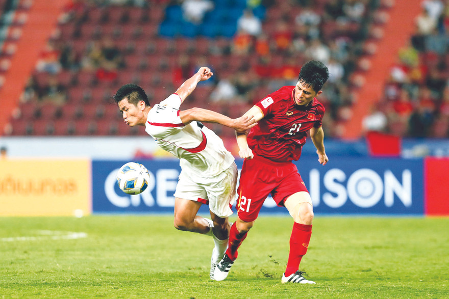 Việc sớm trở lại thi đấu sau phẫu thuật có thể là nguyên nhân khiến chấn thương của Đình Trọng kéo dài ảnh: HỮU PHẠM