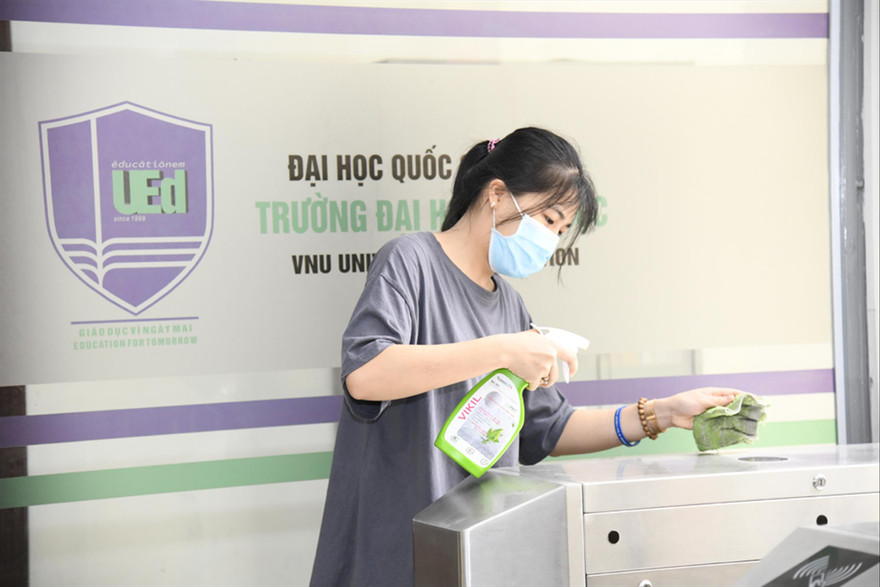 Vệ sinh trường lớp trước khi sinh viên quay trở lại trường Ảnh: Diệp Anh