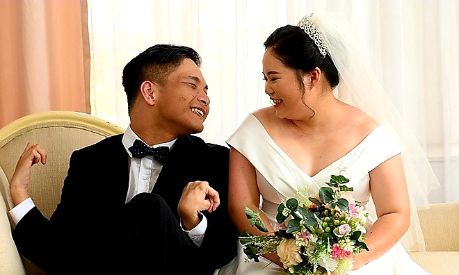 Nhạc sỹ Thiên Ngôn và vợ trong ngày vui 