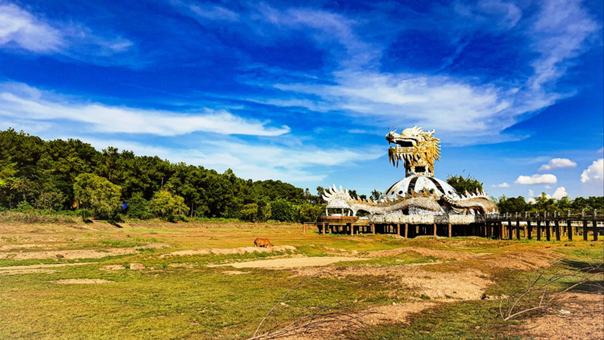 Hồ Thủy Tiên (Huế) khô kiệt nước