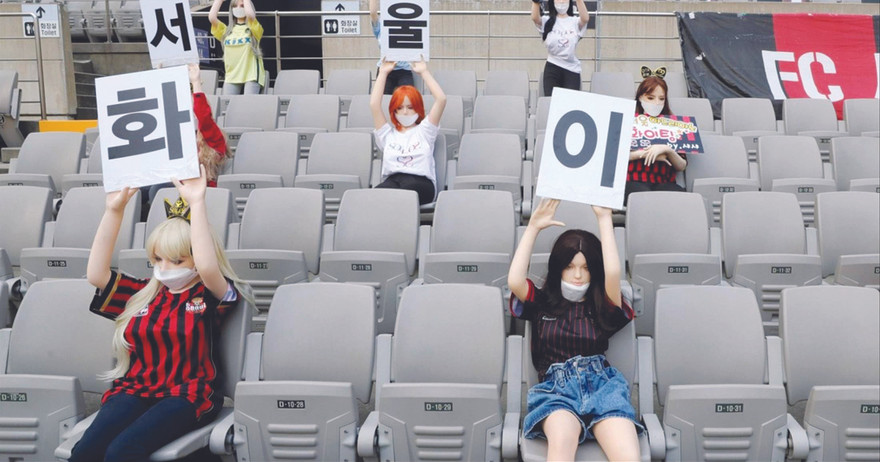 Những cô búp bê đặt trên khán đài sân bóng của CLB FC Seoul gây ra nhiều ý kiến trái chiều