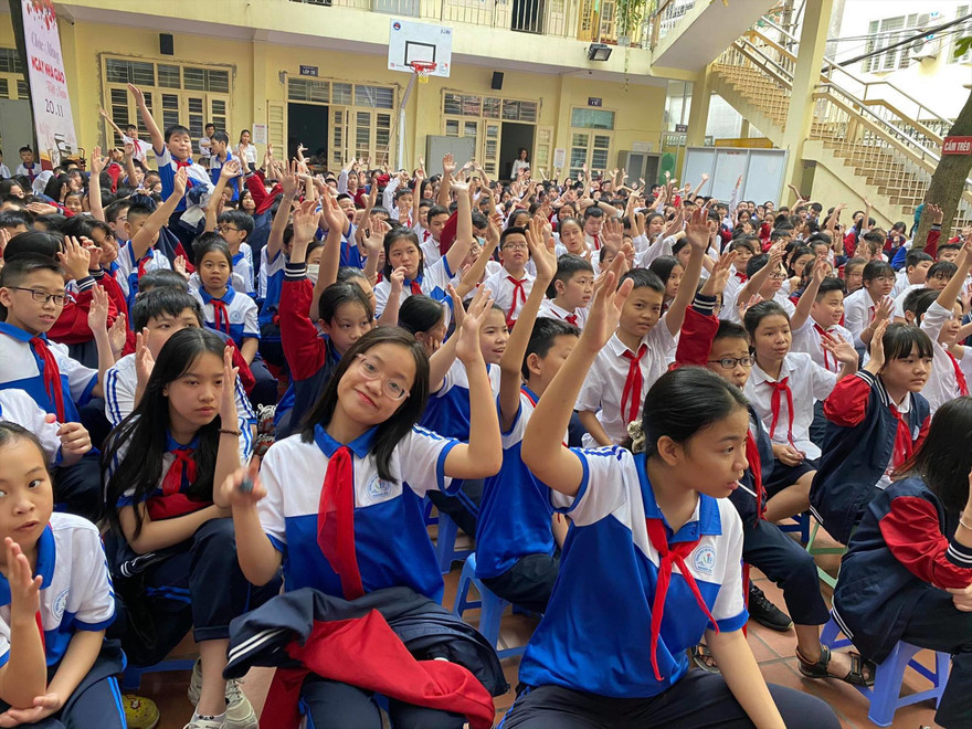 Học sinh hào hứng trả lời những câu hỏi về sử dụng mạng xã hội 