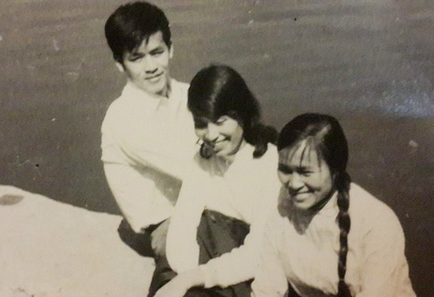 Phát thanh viên Kim Cúc (giữa) và phóng viên Anh Trang (bìa phải), người mang bản tin chiến thắng 30/4 về Đài Tiếng nói Việt Nam. Ảnh: T.L 