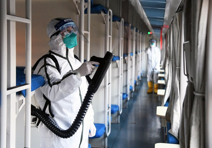 Khử trùng đoàn tàu chạy từ Bắc Kinh tới tỉnh Hà Bắc ngày 30/1Ảnh: Xinhua