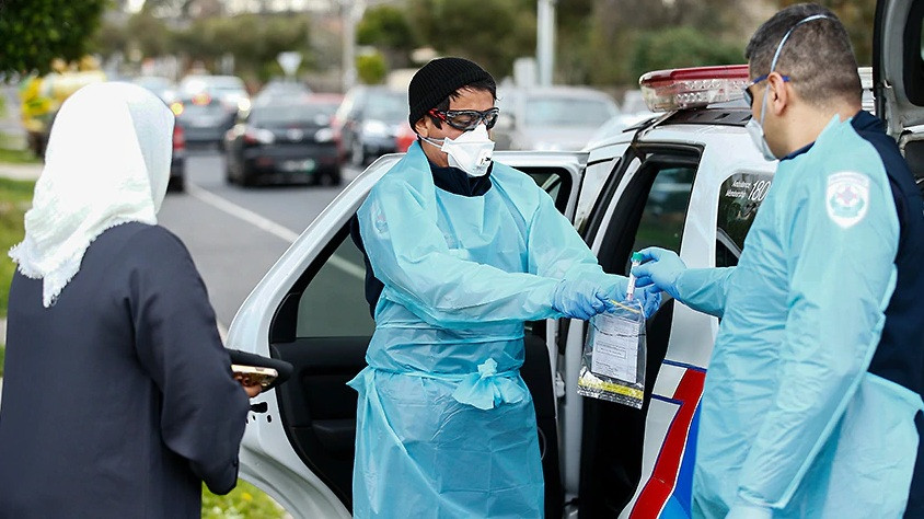 Nhân viên y tế xét nghiệm COVID-19 ở bang Victoria của Úc