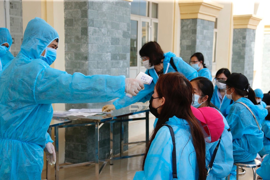 Đo nhiệt độ kiểm tra phòng dịch COVID-19 ảnh: Như Ý