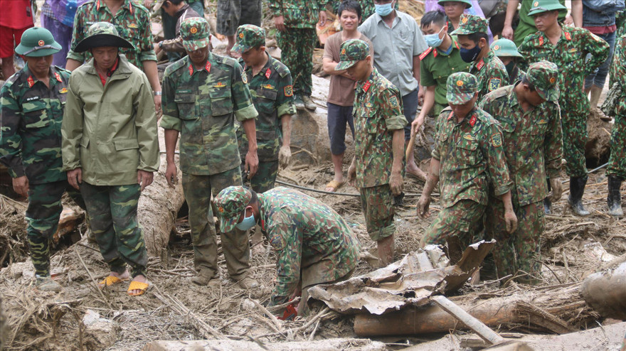 Thi thể một nạn nhân được tìm thấy trong vụ sạt lở Ảnh: Cảnh Huệ 