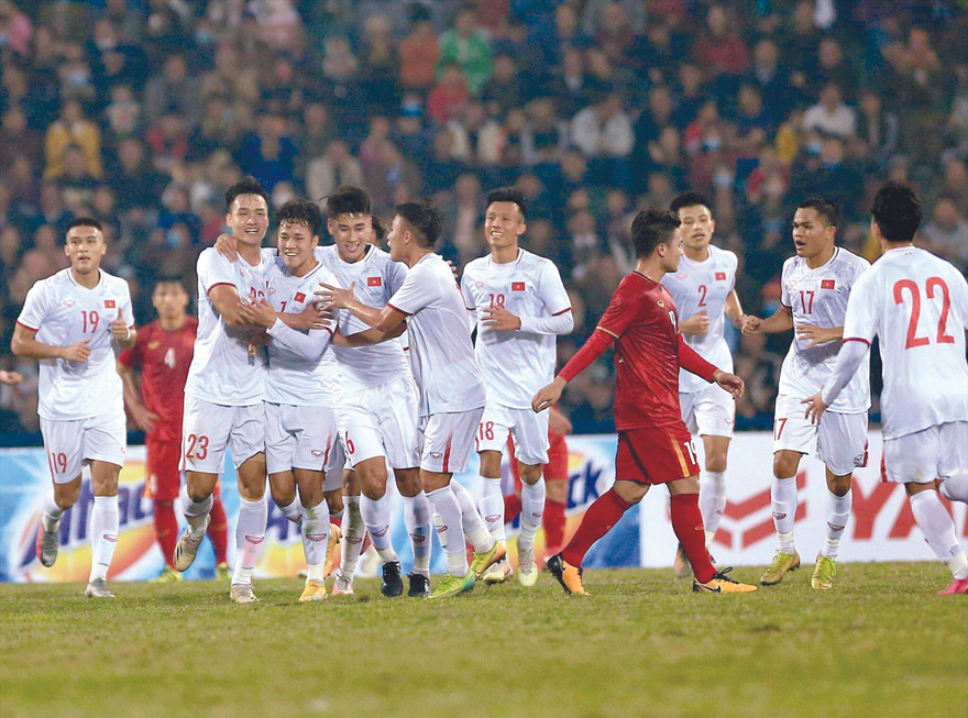 Nâng cao chất lượng V-League là yêu cầu quan trọng để nâng tầm các ĐTQG. Ảnh: Anh Tú 