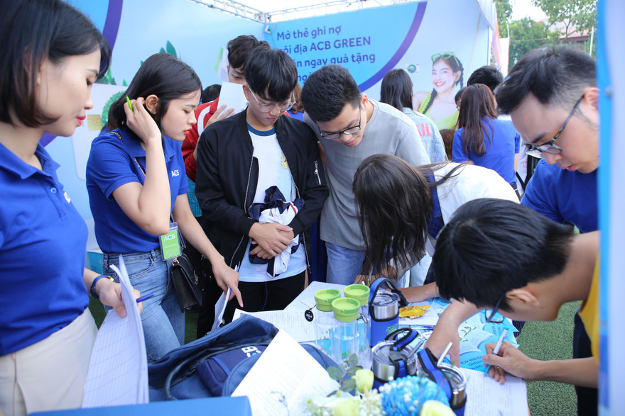 Các bạn trẻ đăng ký trải nghiệm dịch vụ thanh toán thẻ tiên tiến tại gian trưng bày của các ngân hàng