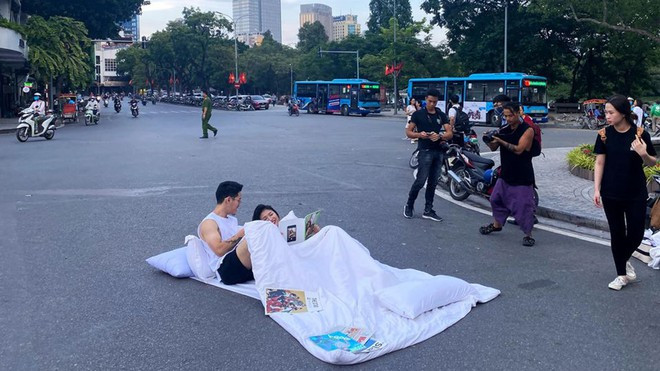 Cảnh tác nghiệp và trình diễn bên Hồ Gươm chiều 16/9 khiến nhiều người nhìn xa tưởng tai nạn giao thông Ảnh: Hải lê cao