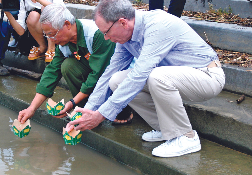 Hai cựu chiến binh Lê Bá Dương và Mike thả hoa đăng trên sông Thạch Hãn
