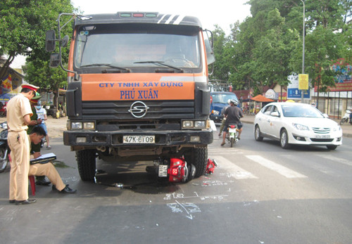 Chiếc xe máy bị cán nát nhưng nạn nhân may mắn thoát chết. Ảnh: VnExpress
