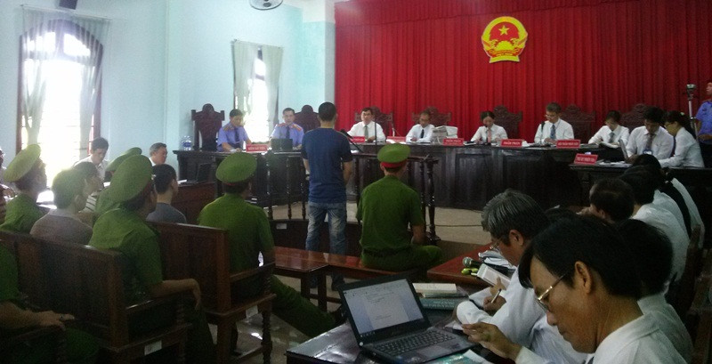 HĐXX thẩm vấn một bị cáo. Ảnh: Hòa Hội