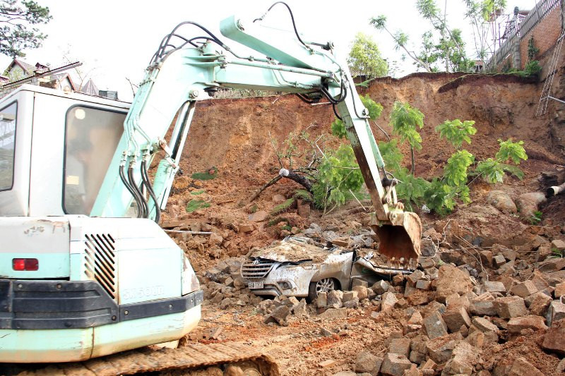 Cứu hộ chiếc ô tô bị nạn