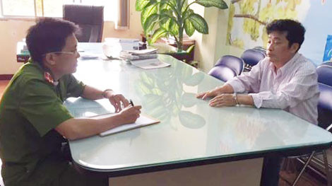 Cán bộ Cục Cảnh sát truy nã tội phạm lấy lời khai đối tượng Nguyễn Thiên Hưởng.