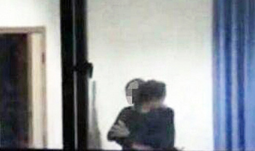 Một trong số các bức ảnh chụp thầy Xu ôm nữ sinh. Ảnh: SCMP