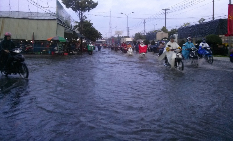 Nước ngập khu vực chợ Hưng Lợi trên đường Nguyễn Văn Linh