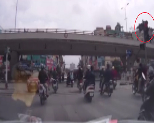 Đèn đỏ còn hơn 40 giây nhưng đoàn người vẫn mặc nhiên vượt.