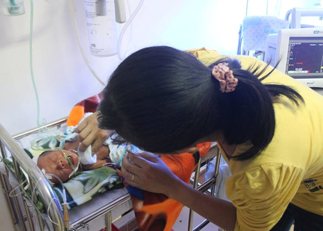 Sau hơn 20 ngày điều trị, tình trạng sức khỏe của cháu Bé đã có nhiều chuyển biến. Trước đó cháu bị đẻ rơi trong nhà vệ sinh.