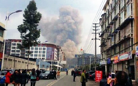 Khói bụi bốc cao ngút trời tại nơi xảy ra vụ nổ. Ảnh: SCMP.