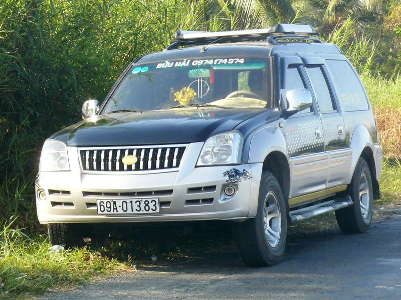 Chiếc xe được cho là đã gây tai nạn bị người dân chặn bắt.