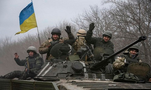 Một xe tăng của quân chính phủ Ukraine ở miền đông Ukraine - Ảnh: Reuters
