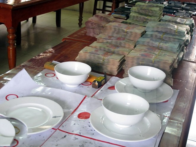 4 phụ nữ tham gia đánh xóc đĩa tại trang trại bỏ hoang