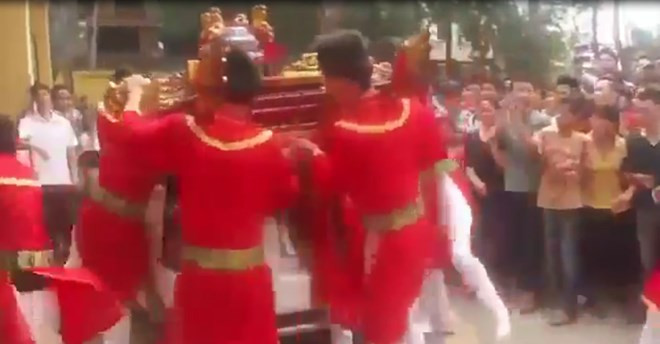 Clip đám rước kiệu cố đâm vỡ kính ôtô đang đỗ