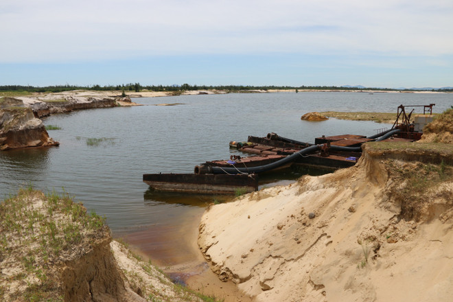 Sau khi bóc đất tầng phủ, moong mỏ sắt Thạch Khê tiềm ẩn nhiều hiểm nguy. Năm 2010, có hai học sinh bị đuối nước tại mỏ sắt này. Ảnh: Minh Thùy 