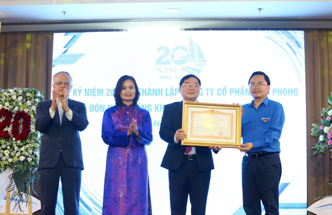 Bí thư thường trực T.Ư Đoàn Nguyễn Anh Tuấn thừa uỷ quyền trao tặng bằng khen của Thủ tướng Chính phủ cho Công ty CP Tiền Phong