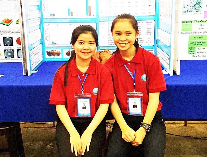 Ngân (bên phải) và Phương tại cuộc thi Sáng tạo thanh thiếu niên và nhi đồng toàn quốc năm 2018. Ảnh: K.A