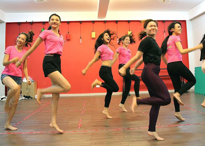 Các thí sinh tích cực tập luyện cho tiết mục “Cô gái tự tin”. Ảnh: Hồng Vĩnh