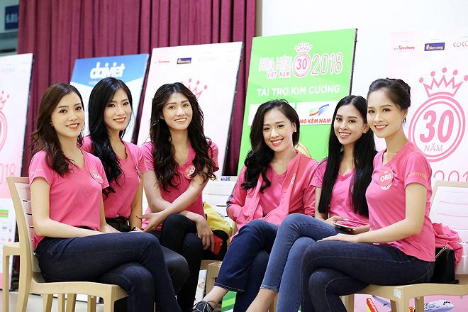 Phạm Ngọc Hà My (thứ 3 từ phải sang) cùng các bạn tranh thủ thực hành trước buổi sát hạch tiếng Anh của BTC chiều 8/9. Ảnh: Hoàng Mạnh Thắng 