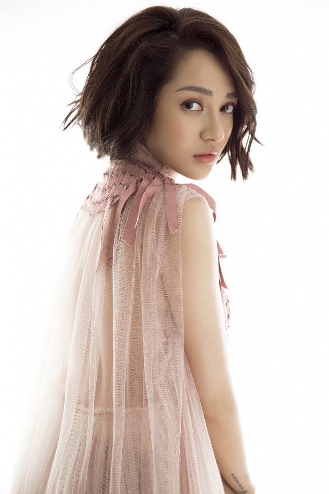 MV 'Như lời đồn': Hổng có gì để mặc?